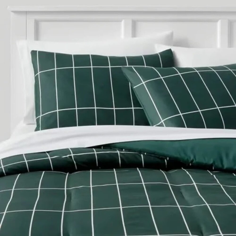 Room Essentials Reversible Comforter & Sheet Set Dark Green 7 Pieces Queen New